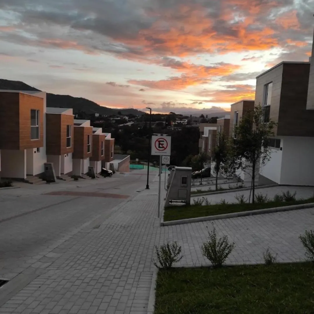 Hermosa Casa En Tumbaco ! Cerca Del Aeropuerto De Quito Y Cerca De Cumbaya !